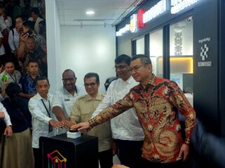Wamen Komdigi, Nezar Patria bersama Vikram Sinha, President Director dan Chief Executive Officer Indosat Ooredoo Hutchison, meresmikan AI Experience Center 
