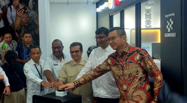 Wamen Komdigi, Nezar Patria bersama Vikram Sinha, President Director dan Chief Executive Officer Indosat Ooredoo Hutchison, meresmikan AI Experience Center 