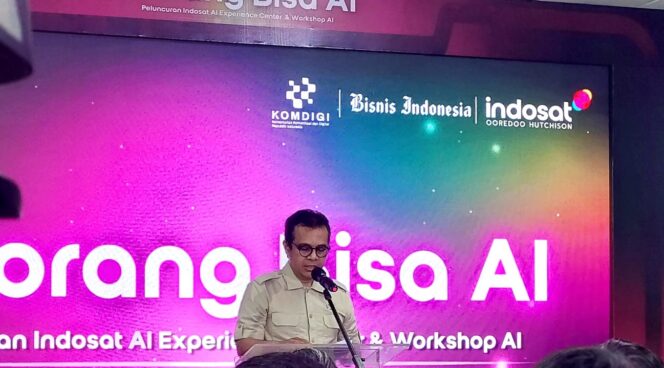 
					Wamen Komdigi, Nezar Patria pada peluncuran AI Experience Center di Galeri Indosat Jayapura, Papua