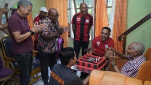 Ketua Umum Persipura, Benhur Tomi Mano (BTM) bersama Petinggi Klub mengunjungi kediaman Pdt Mesackh Koibur 