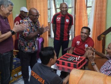 Ketua Umum Persipura, Benhur Tomi Mano (BTM) bersama Petinggi Klub mengunjungi kediaman Pdt Mesackh Koibur 