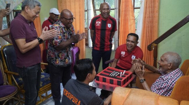 Ketua Umum Persipura, Benhur Tomi Mano (BTM) bersama Petinggi Klub mengunjungi kediaman Pdt Mesackh Koibur 