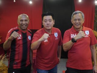 Manajer Persipura, Owen Rahadian bersama Ketua Umum Benhur Tomi Mano dan Komisaris Persipura Rudy Maswi 