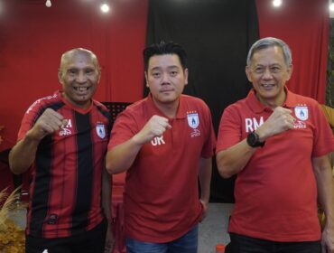Manajer Persipura, Owen Rahadian bersama Ketua Umum Benhur Tomi Mano dan Komisaris Persipura Rudy Maswi 
