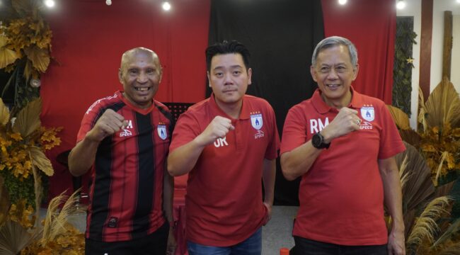 Manajer Persipura, Owen Rahadian bersama Ketua Umum Benhur Tomi Mano dan Komisaris Persipura Rudy Maswi 