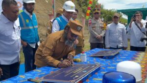 Bupati Tolikara, Willem Wandik, S.Sos menandatangani prasasti layanan listrik 24 jam - PLN UP3 Wamena
