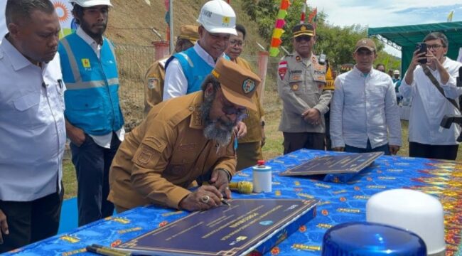 Bupati Tolikara, Willem Wandik, S.Sos menandatangani prasasti layanan listrik 24 jam - PLN UP3 Wamena