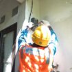 Petugas PLN sedang melakukan pemasangan meteran listrik - dok PLN.co.id
