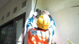 Petugas PLN sedang melakukan pemasangan meteran listrik - dok PLN.co.id