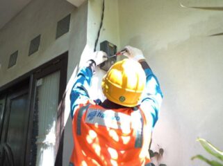 Petugas PLN sedang melakukan pemasangan meteran listrik - dok PLN.co.id