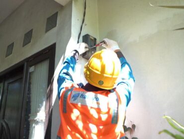 Petugas PLN sedang melakukan pemasangan meteran listrik - dok PLN.co.id