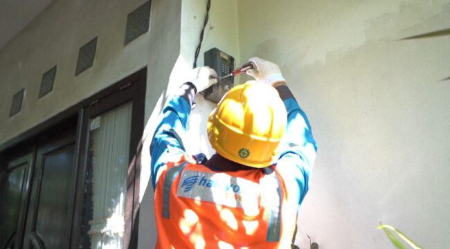 Petugas PLN sedang melakukan pemasangan meteran listrik - dok PLN.co.id