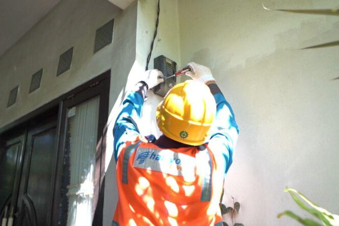 
					Petugas PLN sedang melakukan pemasangan meteran listrik - dok PLN.co.id