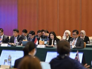 Dirjen KPM Kemkomdigi Fifi Aleyda Yahya (tengah) memberikan sambutan dalam pertemuan ASEAN Ministers Responsible for Information (AMRI) ke-17 di Brunei Darussalam, Kamis (8/5/2025) Foto: Dok. Ditjen KPM Kemkomdigi