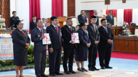 Penyerahan LPKD di ruang rapat DPR Papua - dok papua.go.id
