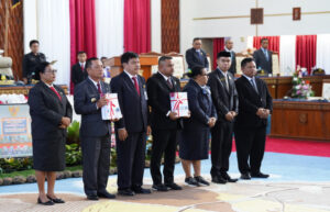 Penyerahan LPKD di ruang rapat DPR Papua - dok papua.go.id