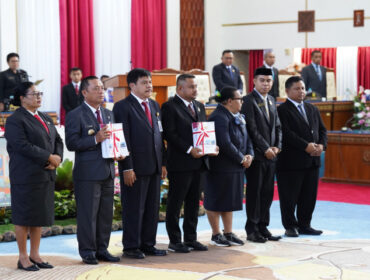 Penyerahan LPKD di ruang rapat DPR Papua - dok papua.go.id