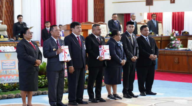 Penyerahan LPKD di ruang rapat DPR Papua - dok papua.go.id