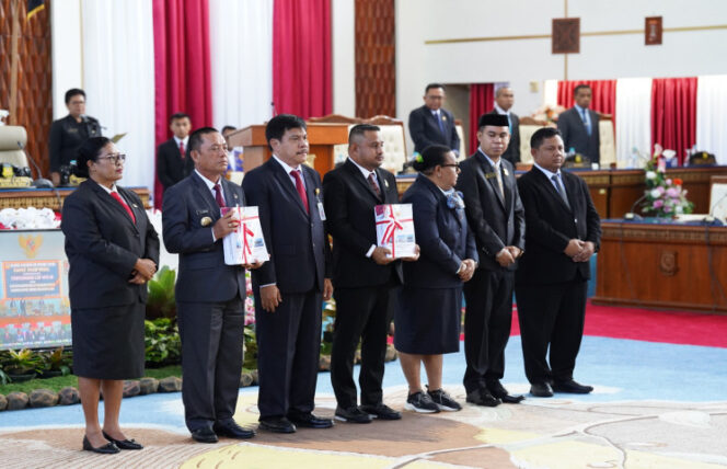 
					Penyerahan LPKD di ruang rapat DPR Papua - dok papua.go.id