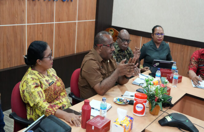 
					Rapat monitoring yang digelar oleh Desk PSU - dok papua.go.id