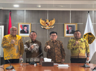 Pj Gubernur Papua didampingi Ketua DPR Papua dan Ketua Kadin Papua dalam kunjungannya ke Kementerian ESDM - dok papua.go.id