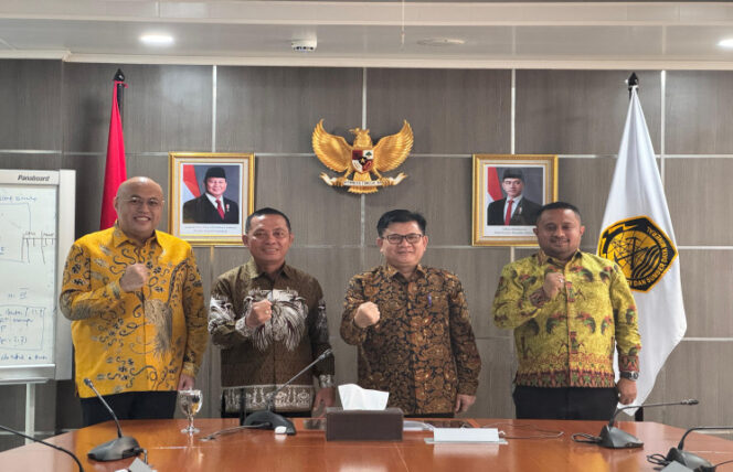 
					Pj Gubernur Papua didampingi Ketua DPR Papua dan Ketua Kadin Papua dalam kunjungannya ke Kementerian ESDM - dok papua.go.id