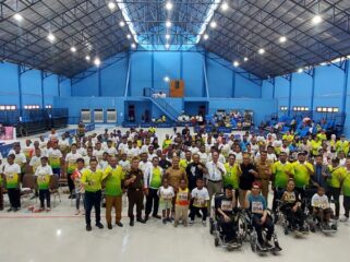 Para atlet penyandang disabilitas bersama Pj Sekda Papua dan pengurus NPCI 