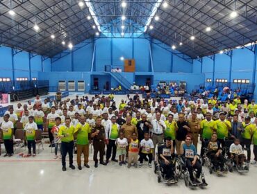 Para atlet penyandang disabilitas bersama Pj Sekda Papua dan pengurus NPCI 