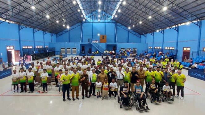 
					Para atlet penyandang disabilitas bersama Pj Sekda Papua dan pengurus NPCI 