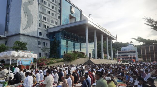 Suasana Sholat Idul Adha di Halaman Kantor Gubernur Papua 