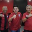 Manajer Persipura, Owen Rahadian (tengah) foto bersama Ketua Umum Benhur Tomi Mano (kanan) dan Komisaris Persipura, Rudy Maswi (kiri)