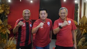 Manajer Persipura, Owen Rahadian (tengah) foto bersama Ketua Umum Benhur Tomi Mano (kanan) dan Komisaris Persipura, Rudy Maswi (kiri)