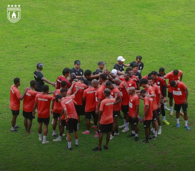
					Skuad Persipura usai berlatih 