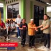 Direktur / Owner SAGA Group, Gary Marcelino Pirono didampingi General Manager SAGA, Harris Manuputty saat menyerahkan hewan kurban kepada pihak Masjid