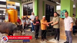 Direktur / Owner SAGA Group, Gary Marcelino Pirono didampingi General Manager SAGA, Harris Manuputty saat menyerahkan hewan kurban kepada pihak Masjid