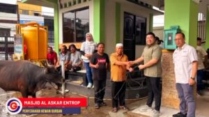 Direktur / Owner SAGA Group, Gary Marcelino Pirono didampingi General Manager SAGA, Harris Manuputty saat menyerahkan hewan kurban kepada pihak Masjid