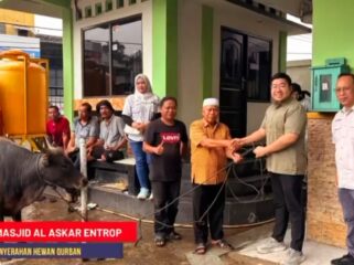 Direktur / Owner SAGA Group, Gary Marcelino Pirono didampingi General Manager SAGA, Harris Manuputty saat menyerahkan hewan kurban kepada pihak Masjid