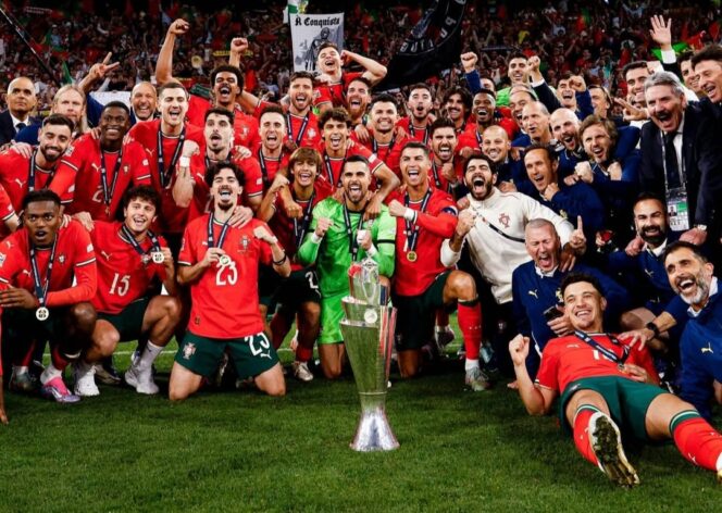 
					Skuad Timnas Portugal Merayakan Gelar Juara UEFA Nations League untuk kedua kalinya 