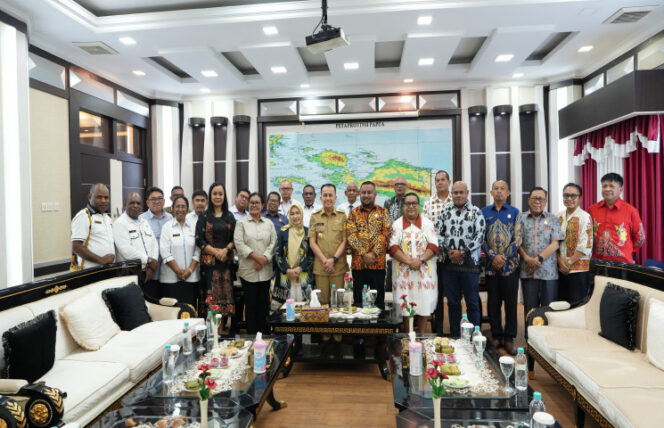 
					Pj Gubernur Papua, Agus Fatoni bersama Wakil Rakyat dalam silaturahmi  di Kantor DPRP - dok Papua.go.id