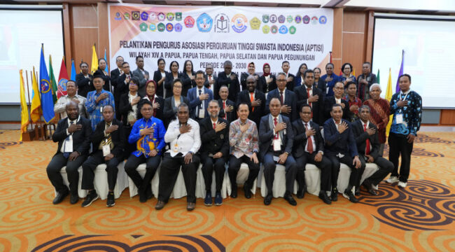 Pj Gubernur Papua, Agus Fatoni bersama civitas akademika usai pertemuan APTISI - Papua.go.id