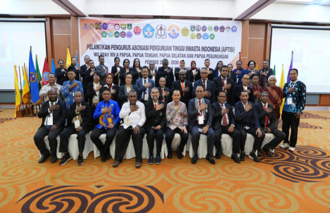 
					Pj Gubernur Papua, Agus Fatoni bersama civitas akademika usai pertemuan APTISI - Papua.go.id