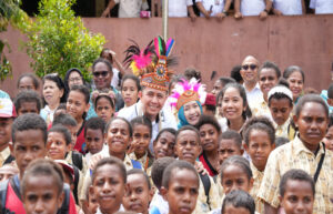 Pj Gubernur Papua, Agus Fatoni berfoto dengan siswa Sekolah Dasar di Kota Jayapura - dok Papua.go.id