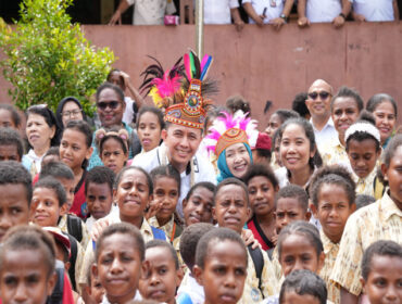 Pj Gubernur Papua, Agus Fatoni berfoto dengan siswa Sekolah Dasar di Kota Jayapura - dok Papua.go.id