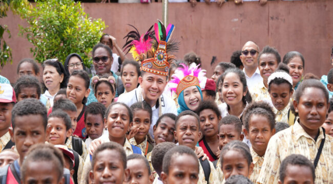 Pj Gubernur Papua, Agus Fatoni berfoto dengan siswa Sekolah Dasar di Kota Jayapura - dok Papua.go.id