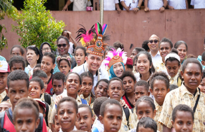 
					Pj Gubernur Papua, Agus Fatoni berfoto dengan siswa Sekolah Dasar di Kota Jayapura - dok Papua.go.id