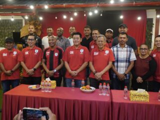 Jajaran direksi, pelatih, dan sejumlah pemain Persipura usai perkenalan tim berapa waktu lalu 