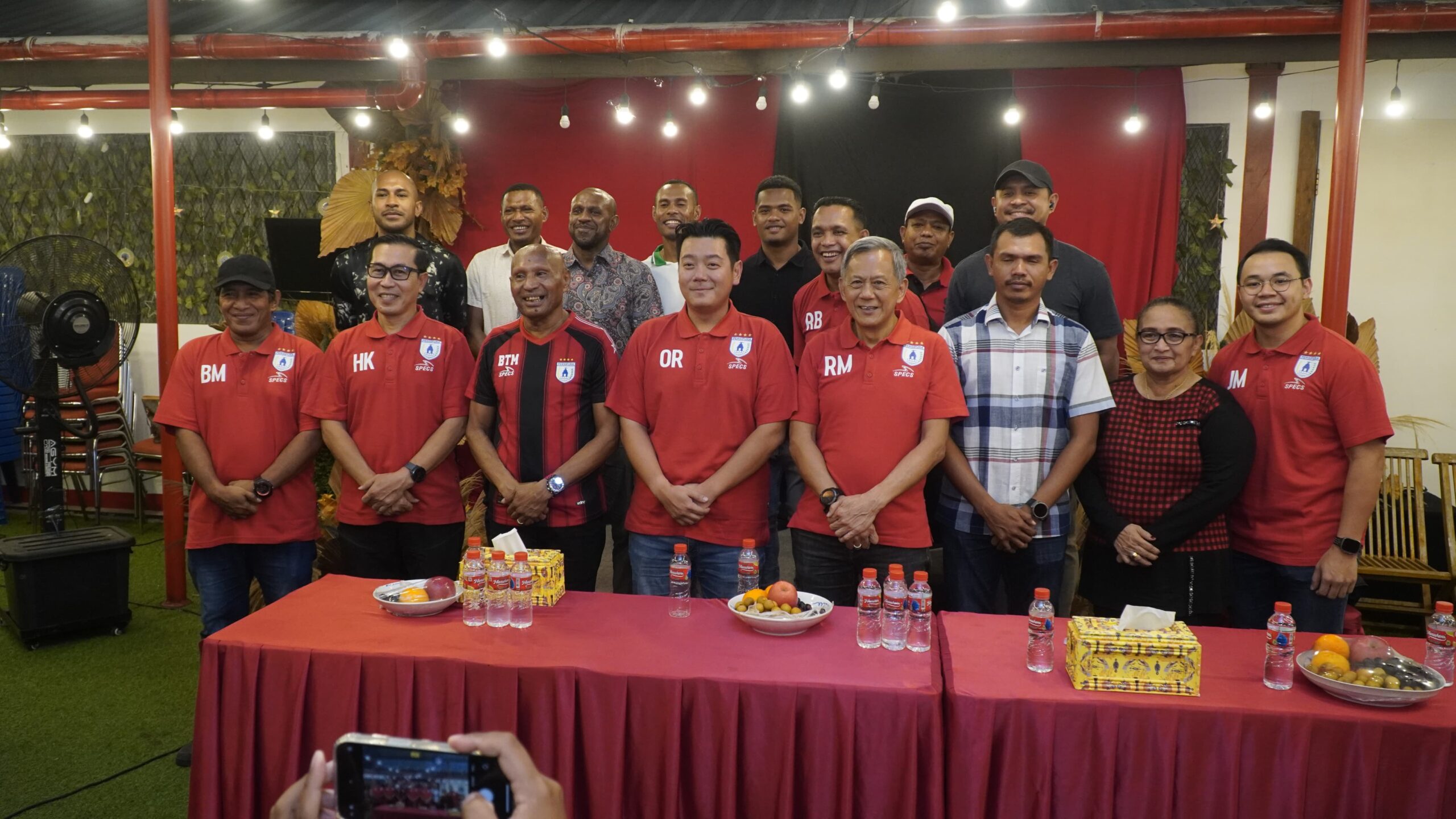 Jajaran direksi, pelatih, dan sejumlah pemain Persipura usai perkenalan tim berapa waktu lalu 