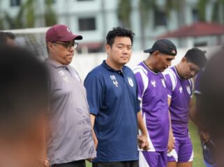 Manajer Persipura, Owen Rahadian saat mendampingi timnya berlatih di Yogyakarta - dok Official Persipura