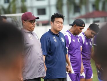 Manajer Persipura, Owen Rahadian saat mendampingi timnya berlatih di Yogyakarta - dok Official Persipura