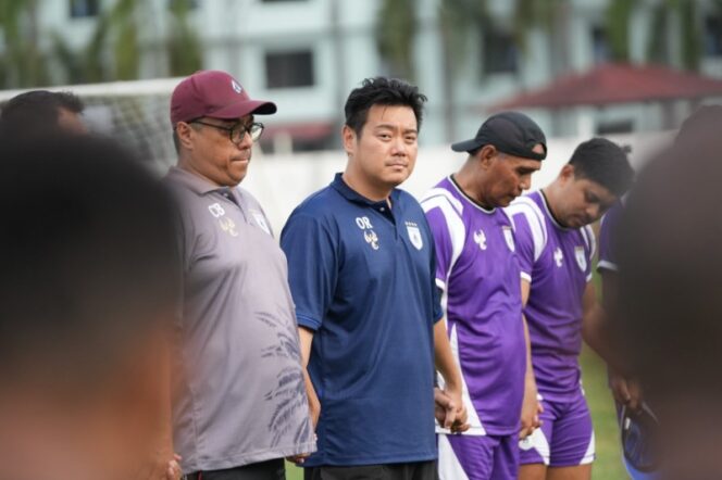 
					Manajer Persipura, Owen Rahadian saat mendampingi timnya berlatih di Yogyakarta - dok Official Persipura